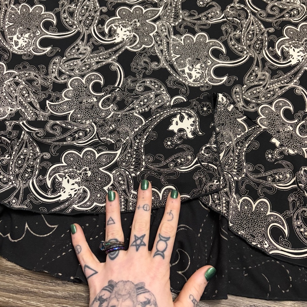 90s/Y2K Vintage BCBG Paris Paisley Ruffle Hem Midi Skirt (Black/White) Size M - Picture 5 of 7